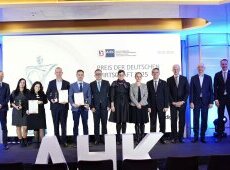 Добромир Добрев, изпълнителен директор „Корпоративно банкиране и пазари“ връчи наградата на победителя в категория „Малко и средно предприятие с акцент върху иновациите“ на Германо-Българската индустриално-търговска камара