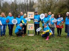 Служители на ОББ се включиха в почистването на река Какач и Северния парк в София като част от световната инициатива „Часът на Земята“